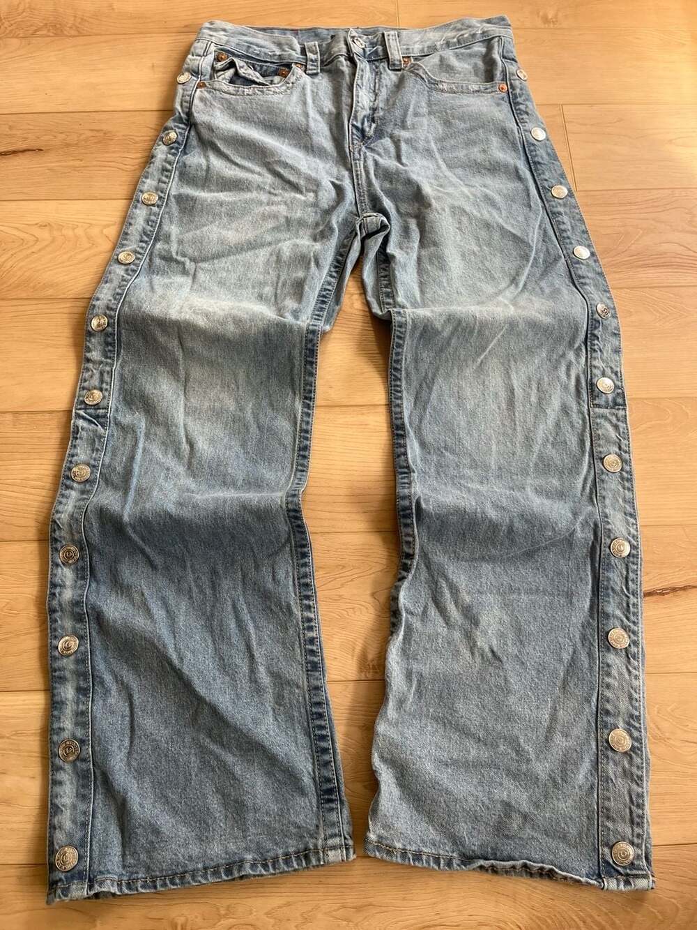 True Religion Vinny Ultra Baggy Jeans Size 32 Light Wash Side Buttons